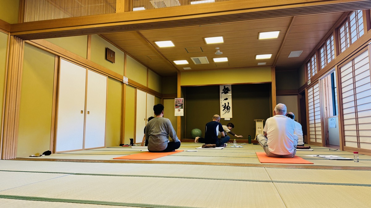 畳の大広間での運動教室