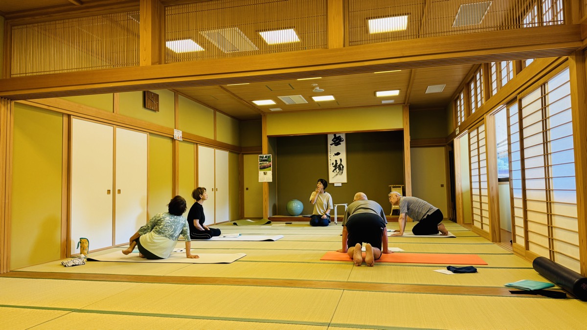 四つ這いの運動を指導する様子