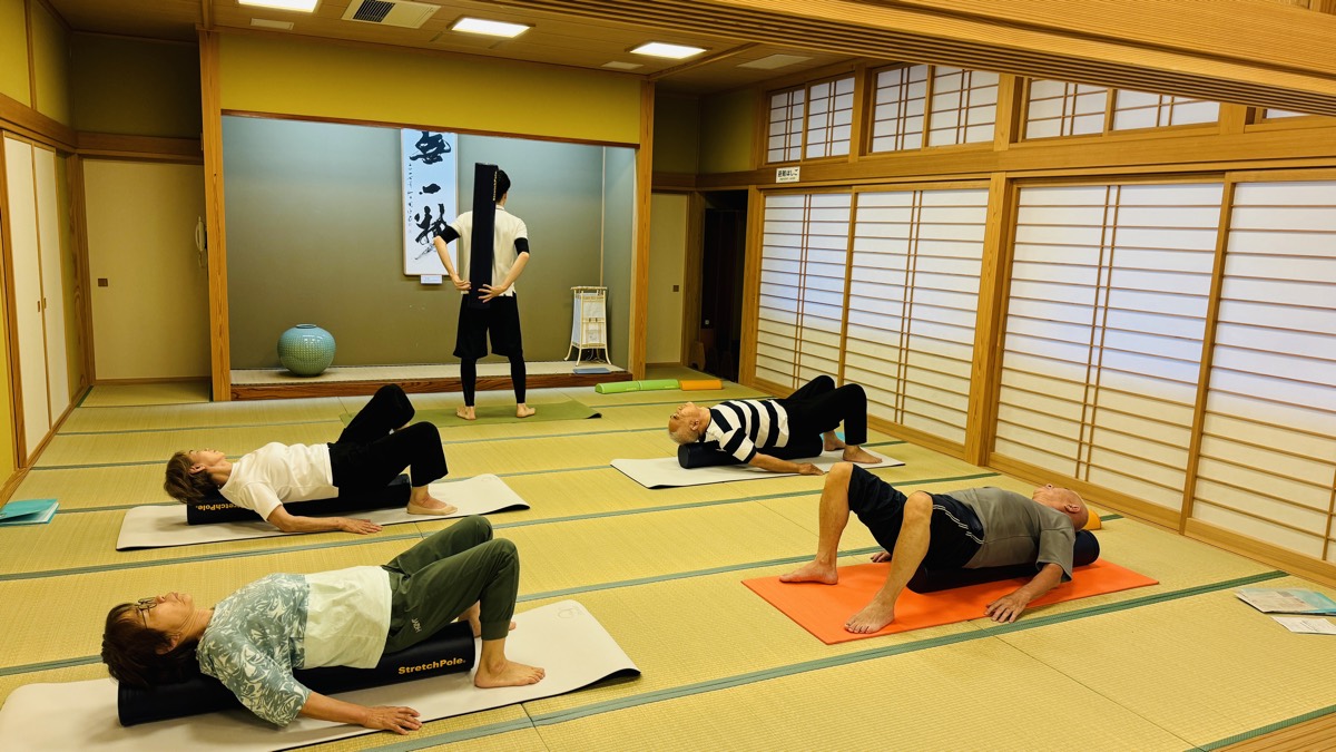 仰向けでお尻を持ち上げるヒップリフトの練習