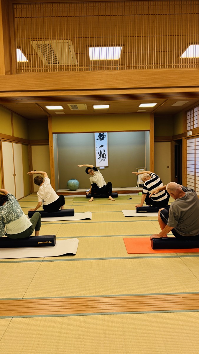 からだを横に倒すサイドストレッチの様子
