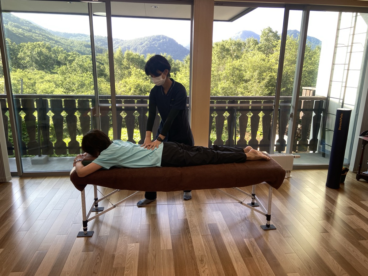 山を望む部屋での施術