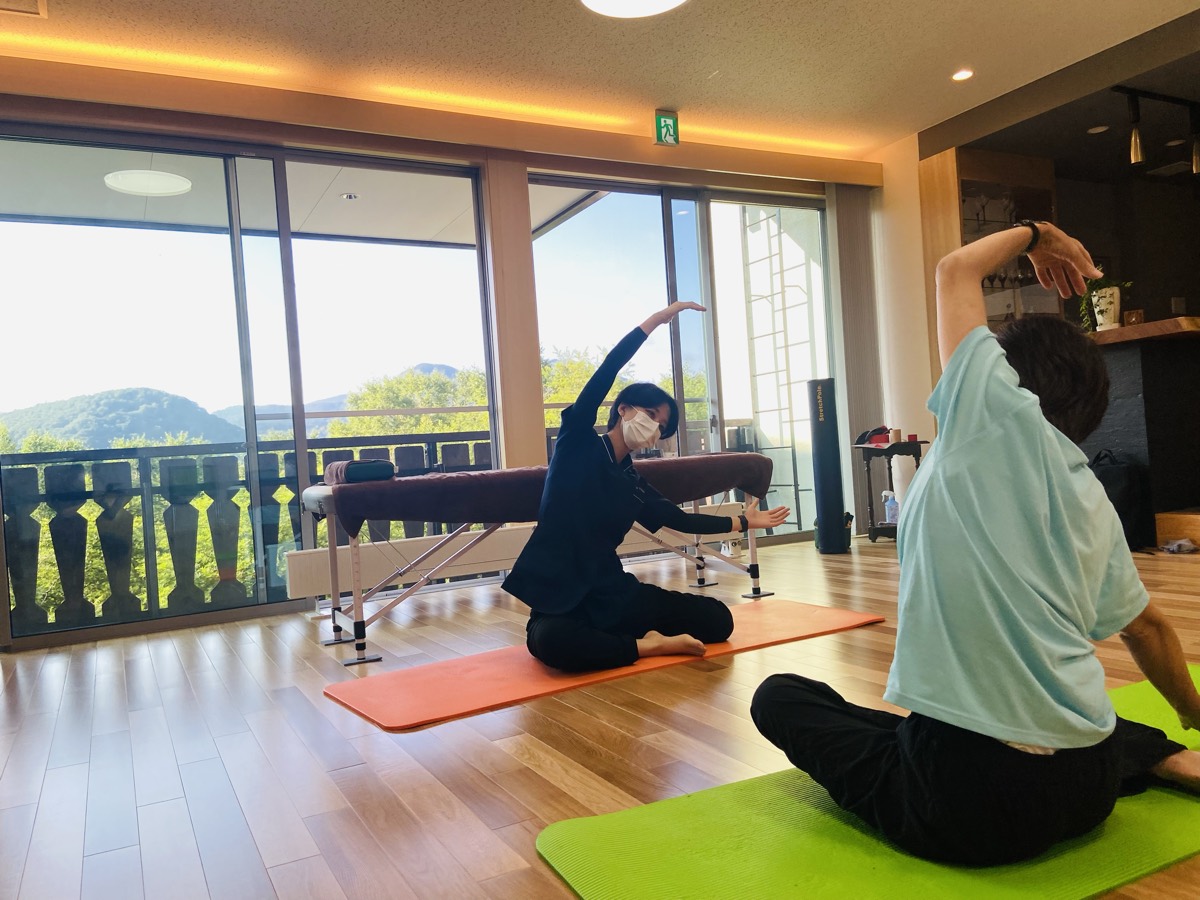 治療家がデモンストレーションしながらのストレッチ指導