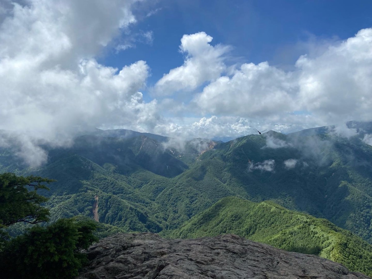 夏の志賀高原、雲がかかる緑の山々の眺め