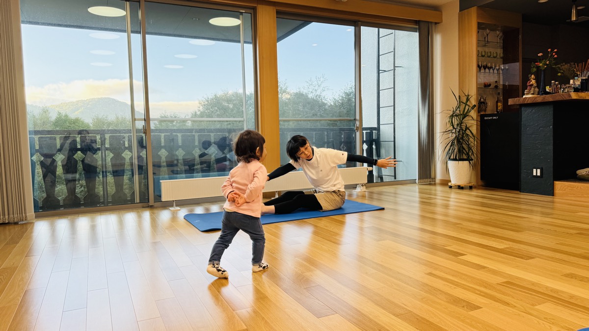 レッスン中の講師のそばで遊ぶ小さなお子さま